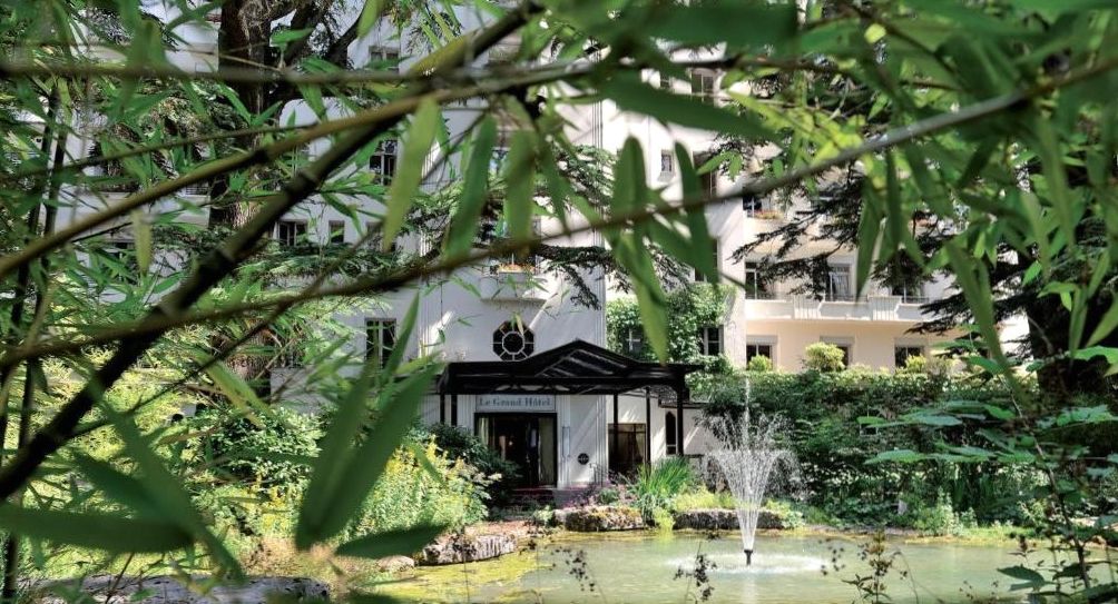 Salle de bain en pierre naturelle d'une suite